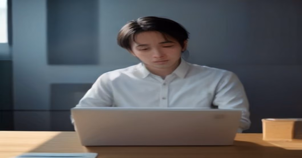 Verzweifelter Mann vor Laptop, umgeben von unpersönlichen KI-generierten Bewerbungsdokumenten in einem modernen Schweizer Büro.